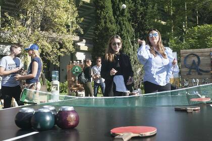 Las mexicanas María José y Verónica intentan embocar una pelotita en un mate