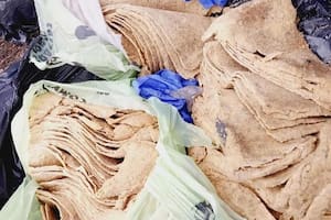 Vendía milanesas hechas de cartón y papel higiénico y lo descubrieron tras la denuncias de los clientes