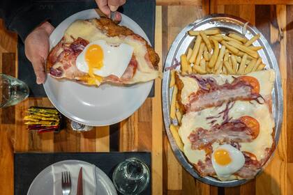 Las milanesas XL siempre salen con papas y huevo frito