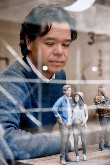 Michael Anderson, de Doob, observa una miniatura de su persona creada con el sistema de 56 cámaras