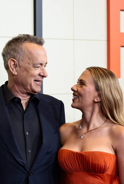 Las miradas cómplices de Tom Hanks y Scarlett Johansson acapararon todos los flashes en la premiere de El esquema fenicio, la nueva película de Wes Anderson, que se llevó a cabo el miércoles en el Lincoln Center de Nueva York