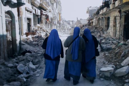 Las misioneras recorriendo un barrio totalmente devastado en la parte oriental de Alepo