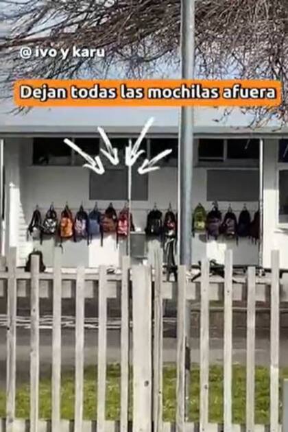 Las mochilas están todas afuera en la escuela de Nueva Zelanda que mostraron en redes los tiktokers Ivo y Karu