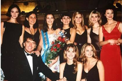 Las modelos de Pancho Dotto. En la foto, arriba: María Inés Rivero, Karen Lee (representante de la agencia Elite, de John Casablancas, socio de Dotto), la ganadora del scouting, Tamara Henriksen, Raquel Gorospe, Dolores Barreiro y Catalina Rautemberg. Abajo: Pancho Dotto, Bárbara Durand y Roxana Zarecki