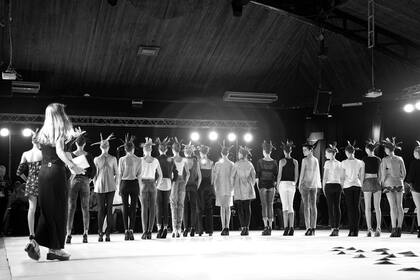 Las modelos ensayan la coreografía en el backstage