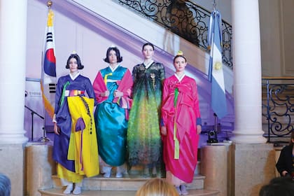 Las modelos lucieron hanboks –la vestimenta tradicional coreana– creados por tres diseñadoras coreanas, Hyesoon Kim, Minkyung Cheong y Jin Hwa Choi.