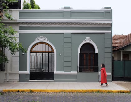 Las molduras se pintaron de blanco y las paredes de ‘Gris Hamster’ (Alba).