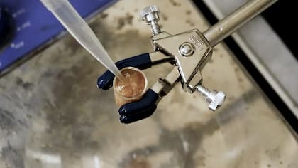 Las moléculas creadas en la Universidad de California capturaron suficiente energía para hervir una pequeña cantidad de agua.