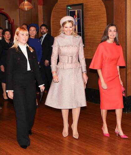 Las monarcas, llegando al Teatro Real Tuschinski, donde se llevaba a cabo el Festival de Cine Español de Ámsterdam. En la foto, pueden apreciarse los zapatos de Letizia: son de Magrit -una firma española- y no tienen tanto taco.