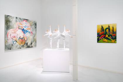 Las monas bailarinas de Edgardo Giménez flanqueadas por pinturas de Alejo Musich (izquierda) y Nicolás García Uriburu (derecha)