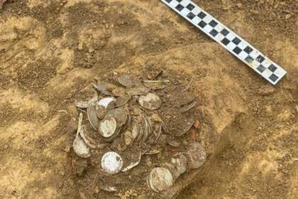 Las monedas corresponden a un período que va del siglo XV al XVII, y habrían sido enterradas por un terrateniente