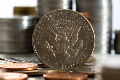 Las monedas de 50 centavos de dólar con la imagen de JFK se encuentran entre las más populares por su amplia variedad