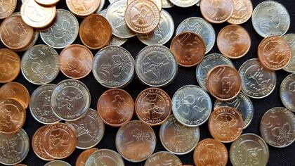 Las monedas de $1 y $5