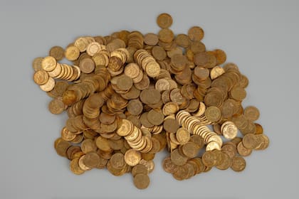 Las monedas de metal, por su parte, llevan casi un milenio más entre nosotros: surgieron en el reino de Lidia, en la actual Turquía occidental, hacia el siglo VII a.C.