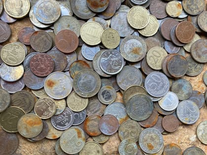 Las monedas o billetes que tienen errores de acuñación o relevancia histórica se pueden vender a miles de dólares