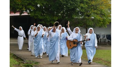 Las monjas hermanas de la Congregación Eucarística del Padre Celestial, actúan durante la grabación de un video musical