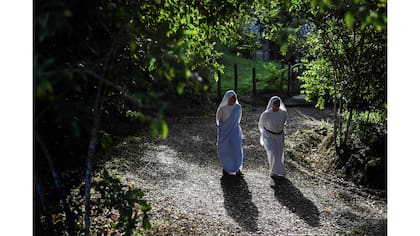 Las monjas hermanas de María Valentina de los Ángeles, de la Congregación Eucarística del Padre Celestial, caminan en el convento en las afueras de Cali