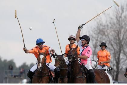 Guillermo Caset, de Las Monjitas, pelea por la bocha con Guillermo Terrera
