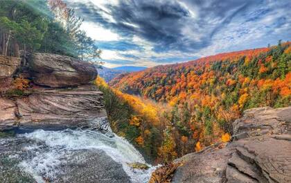 Las Montañas Catskills de Nueva York se tiñen de colores rojizos durante el otoño (iStock/CarrieThompson)