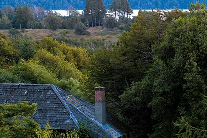 Las montañas y la bahía se recortan sobre el brazo Huemul del lago Nahuel Huapi.