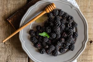 La poderosa fruta que genera colágeno y refuerza los huesos: cómo se consume