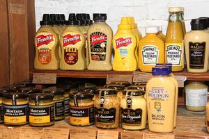 Las mostazas, algunos de los productos que están en la góndola de los condimentos y aderezos