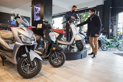 Las motos deben estar patentadas y para conducirlas es necesario contar con un seguro y la licencia; para los monopatines no rigen esas exigencias