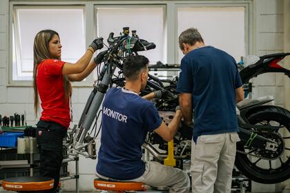 Las motos Ducati se ensamblan en el Centro Industrial Córdoba de Volkswagen, donde la automotriz fabrica cajas de cambio para exportación.