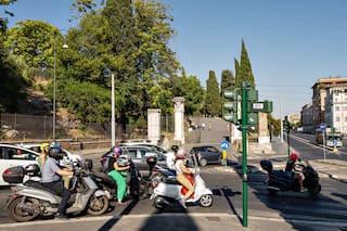 Por qué las motos pueden ganarle la carrera a los autos en las ciudades