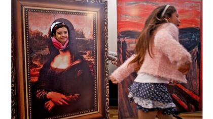 Selenna, derecha y Génesis que posan dentro de una pintura de Mona Lisa, juegan en el museo Artequin durante las celebraciones que marcan el Día del Niño Transgénero en Santiago, Chile