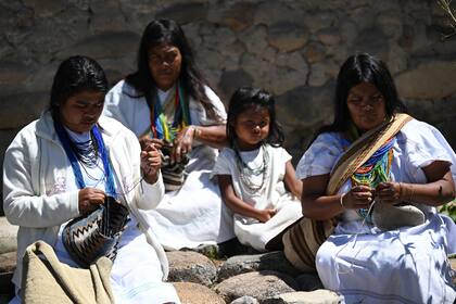 Las mujeres Arhuaco se especializan desde niñas en el tejido de coloridos motivos