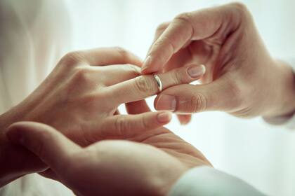 Las mujeres casadas que hayan cambiado su apellido deben presentar certificados de matrimonio para evitar problemas al solicitar la REAL ID (Foto Canva)