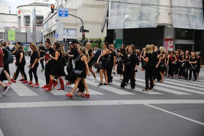 Las mujeres cruzando la avenida Coronel Díaz