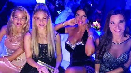 Las mujeres de Carles Puyol, Cèsc Fábregas y Xavi Hernández compartieron mesa con Shakira.
