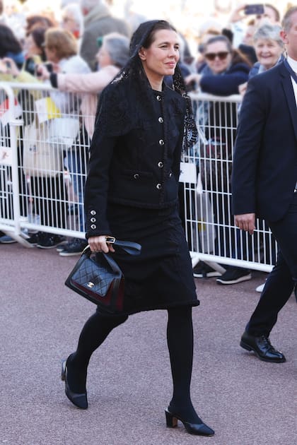 Las
mujeres de la
familia dieron una
imagen de unidad
respetando el
protocolo y llevando
mantillas a tono.
Charlotte eligió
un conjunto de
chaqueta y falda
midi de tweed de
lana y minibag de
Chanel