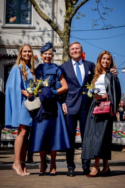 Las mujeres de la familia "escoltan" al homenajeado del día. La princesa Alexia llevó una cartera de Delvaux, que le prestó su madre.