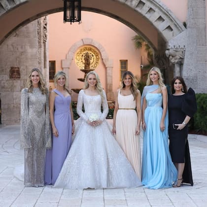 Las mujeres de la familia Trump rodean a Kimberly Trump, el día de su matrimonio con el multimillonario Michael Boulos en Mar-a-Lago, Palm Beach