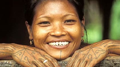 Las mujeres de la tribu Mentawais, en Sumatra, ahora pueden optar por modificar sus dientes.