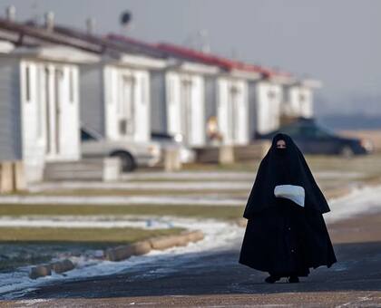 Las mujeres deben estar cubiertas con ropa negra de pies a cabeza, apenas dejando a la vista su rostro. Foto: Getty Images