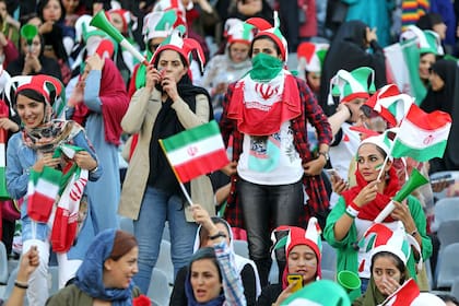 Las mujeres en Irán pueden asistir por primera vez en 40 años a un estadio de fútbol