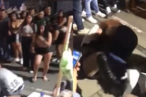 Dos mujeres se trenzaron en lucha durante un concierto y desataron una masiva trifulca