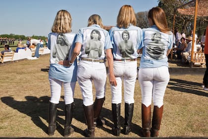 Las mujeres que inauguraron hace 50 años las canchas del predio de Pilar sumaron en sus espaldas fotos de aquél partido histórico.