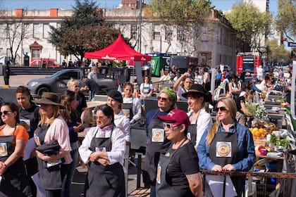 Las mujeres que integran la comunidad de Asadoras Argentinas participan de concursos nacionales e internacionales; uno de los últimos (foto) fue en Lomas de Zamora