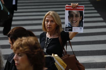 Las mujeres que marcharon llevaban imágenes de secuestrados por Hamas