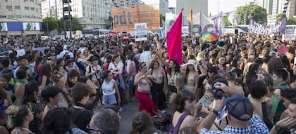 Las mujeres que se manifestaron tuvieron que organizarse para evitar a los varones que, en lugar de solidarizarse, fueron a mirar de qué se trataba