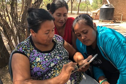 Las artesanas también aprenden tecnologías de información y comunicación (TIC) para mejorar sus vidas y su producción