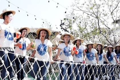 Las mujeres se encontraban posando en un puente sostenido con sogas