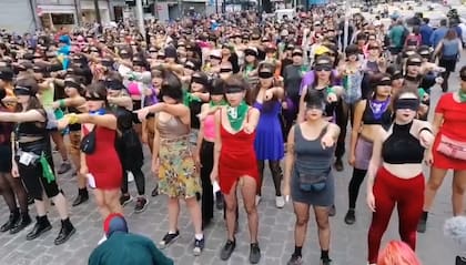 Las mujeres señalan al frente en la coreografía mientras cantan "el violador eres tú"