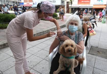 Las mujeres son más propensas a vacunarse, lo que podría incidir en menos casos graves y muertes por Covid