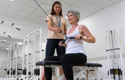 Las mujeres tienen mayor riesgo de caídas y lesiones; esto se debe a que, en promedio, tienen menos masa muscular y menor densidad ósea